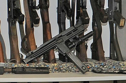 Maschinengewehre, Revolver, Pistolen und jede Menge Munition: Diese und noch mehr Schusswaffen hat die Polizei bei einem Münchner Arzt gefunden. Die Bilder