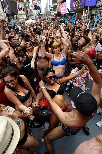 National Unterwear Day: Die Bilder vom irren Weltrekordversuch auf dem Times Square.