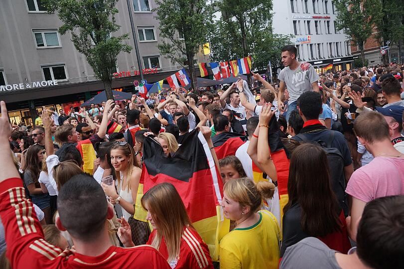 München steht Kopf und feiern den Einzug der deutschen Nationalmannschaft ins Halbfinale der Weltmeisterschaft!