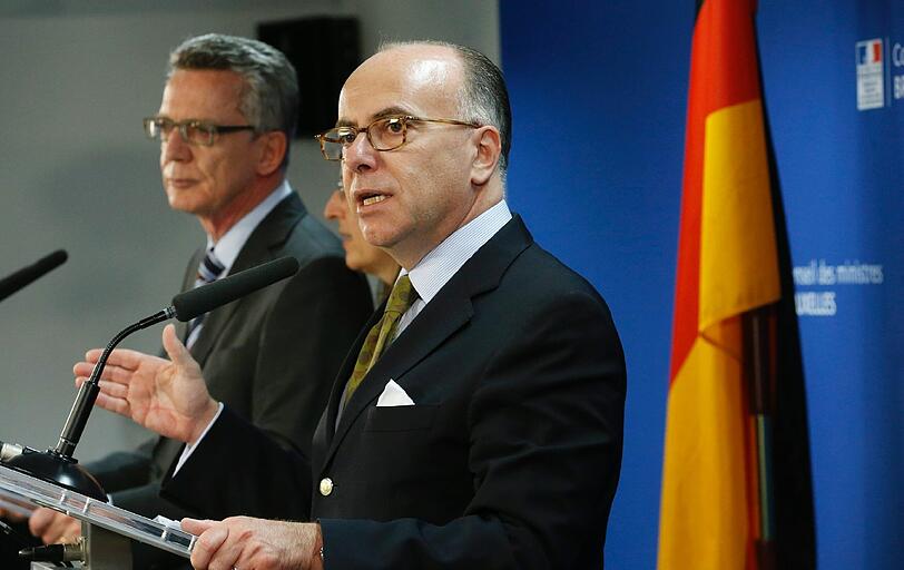 Bundesinnenminister Thomas de Maziere und sein französischer Amtskollege Bernard Cazeneuve (r.) am Montagabend in Brüssel.