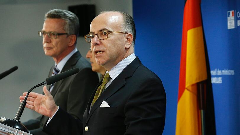 Bundesinnenminister Thomas de Maziere und sein französischer Amtskollege Bernard Cazeneuve (r.) am Montagabend in Brüssel. Bundesinnenminister Thomas de Maziere und sein französischer Amtskollege Bernard Cazeneuve (r.) am Montagabend in Brüssel.