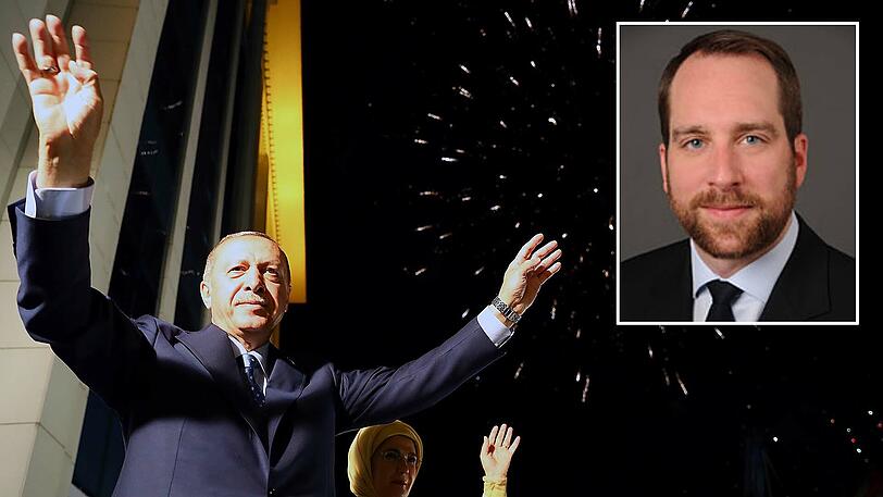 Ein Mann am Ziel: Recep Tayyip Erdogan winkt vor der offiziellen Residenz seinen Unterstützern zu.