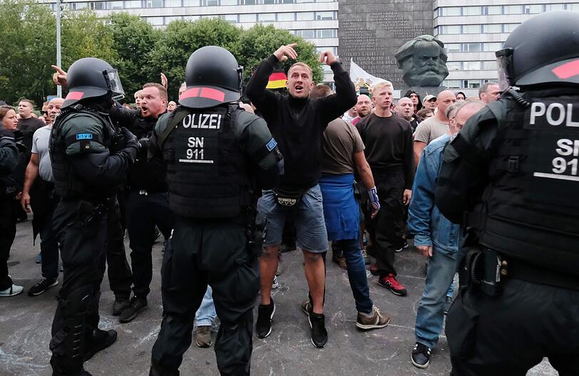 Chemnitz hat sich innerhalb von wenigen Stunden zum Pulverfass entwickelt. Nach dem gewaltsamen Tod eines 35-Jährigen marschierten innerhalb kürzester Zeit rechte Demonstranten auf - ihnen stellten sich am Montag linke Demonstranten gegenüber. Um ein unmittelbares Aufeinandertreffen zu verhindern, rückte die Polizei mit Hundertschaften an. Die Bilder aus Chemnitz.