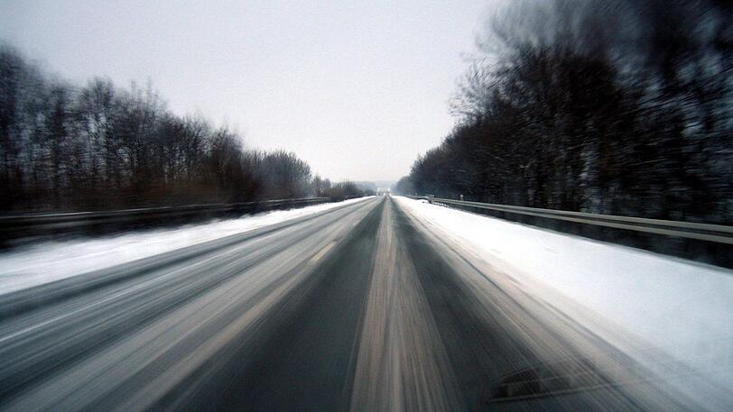 Unfall auf schneeglatter Fahrbahn bei Tempo 160