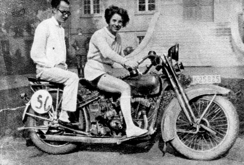Carola Neher und Klabund auf dem Motorrad in Wien: Carola Neher heiratete 1925 den
Dichter Klabund (eigtl. Alfred Henschke). (Zeitungsausschnitt von 1927)