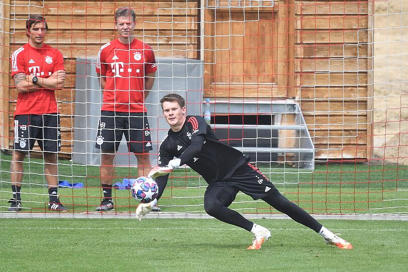 Auch Torwart-Neuzugang Alexander Nübel absolviert seine erste Einheit auf dem Trainingsgelände der Bayern.