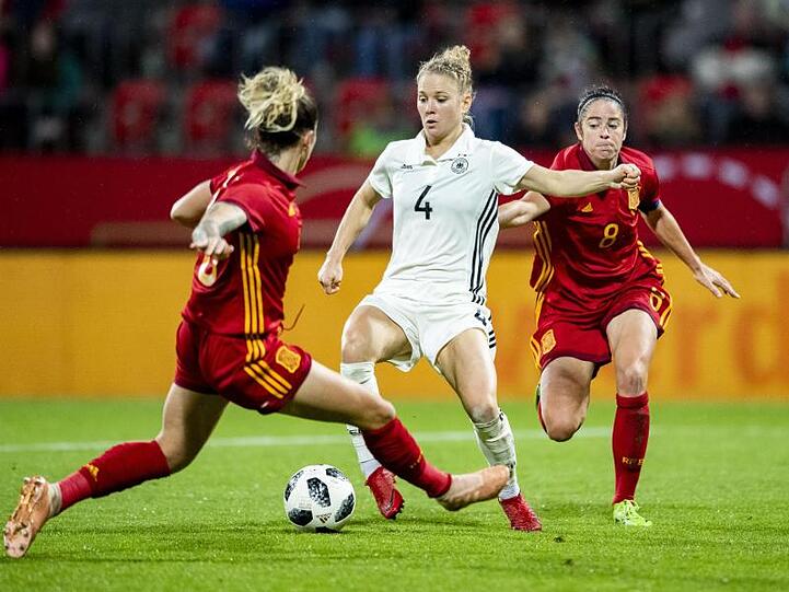 Leonie Maier (M) wird von den Spanierinnen Maria Pilar Leon Cebrian (l) und Marta Torrejon Moya attackiert.