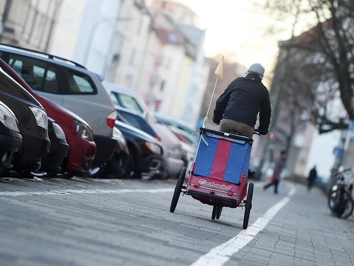 Last-Rad: Vor allem bei jungen Eltern sind Fahrradanhänger beliebt und machen den Verzicht auf das Auto leichter.