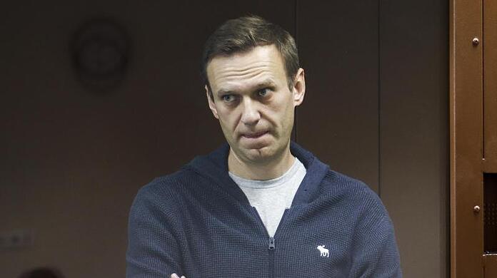 Der russische Oppositionspolitiker Alexej Nawalny steht hinter einer Glasscheibe während einer Anhörung vor dem Bezirksgericht in Moskau. (Archivbild).