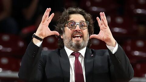 Stress: Andrea Trinchieri und die Bayern sind derzeit im Dauereinsatz, quer durch Europa. Nun steht das Achtelfinale gegen den FC Barcelona an.