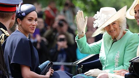 Herzogin Meghan 2019 bei einer Kutschfahrt mit Herzogin Camilla.