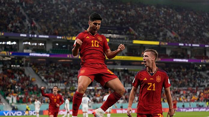 Torschütze Marco Asensio (l) jubelt mit Dani Olmo nach seinem Treffer zum 2:0 für Spanien.