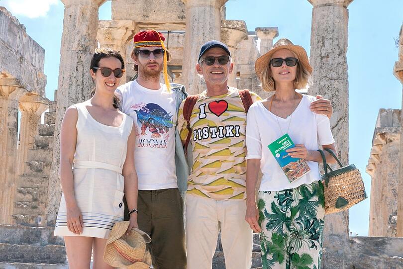 Karine (Agnès Hurstel) und Antoine (Pablo Pauly) wiederholen mit ihren Eltern (Jacques Gamblind und Pascale Arbillot) einen Griechenlandurlaub von 1998.