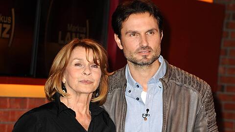 Senta Berger trauert noch sehr um ihren verstorbenen Mann Michael Verhoeven. Ihr Sohn Simon will ihr – vor allem über die Weihnachtsfeiertage – eine Stütze sein.