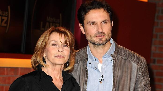 Senta Berger trauert noch sehr um ihren verstorbenen Mann Michael Verhoeven. Ihr Sohn Simon will ihr – vor allem über die Weihnachtsfeiertage – eine Stütze sein.