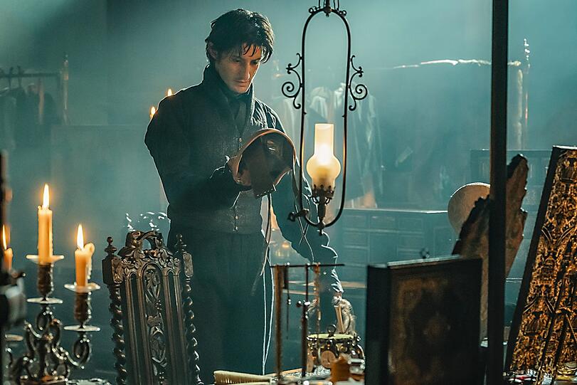 Pierre Niney als Graf von Monte Christo, bei seinem Rache- und Maskenspiel