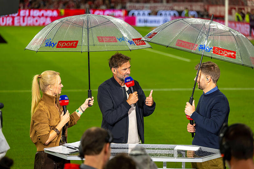 Klopp (M.) zu Gast beim Bayern-Spiel gegen Stuttgart. Klopp (M.) zu Gast beim Bayern-Spiel gegen Stuttgart.