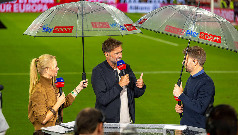 Klopp (M.) zu Gast beim Bayern-Spiel gegen Stuttgart. Klopp (M.) zu Gast beim Bayern-Spiel gegen Stuttgart.