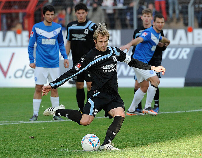 Münchens Daniel Bierofka schiesst in der 87. Minute den Foul-Elfmeter und erzielt damit den Treffer zum 3:1-Endstand, mit dem die Löwen stolz in die Winterpause ziehen können.