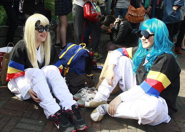 Camping vor dem Konzert: Naütlich sitzt die bunte Frisur.