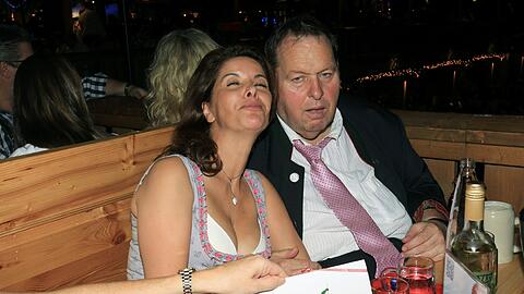 Ottfried Fischer mit Freundin Radhia Frey im Weinzelt.