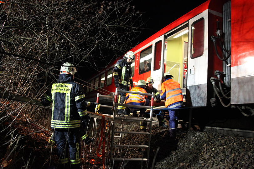 Die Feuerwehr evakuierte die Fahrgäste. Die Bilder vom Einsatzort.