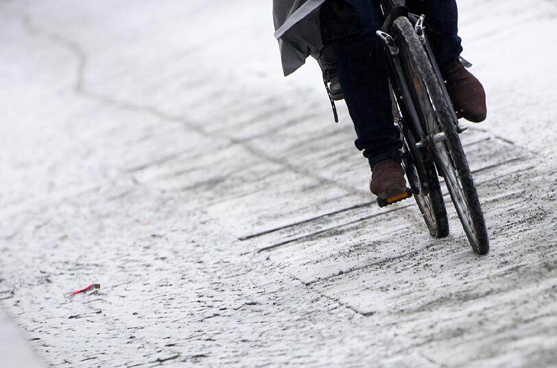 Am Montag könnte die Fahrt mit dem Fahrrad zur Rutschpartie werden.