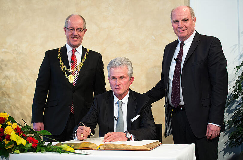 Jupp Heynckes (M.) trägt sich neben Oberbürgermeister Hans Wilhelm Reiners (l.) und Uli Hoeneß (r.) in das Goldene Buch der Stadt ein.