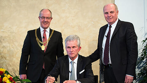 Jupp Heynckes (M.) trägt sich neben Oberbürgermeister Hans Wilhelm Reiners (l.) und Uli Hoeneß (r.) in das Goldene Buch der Stadt ein.