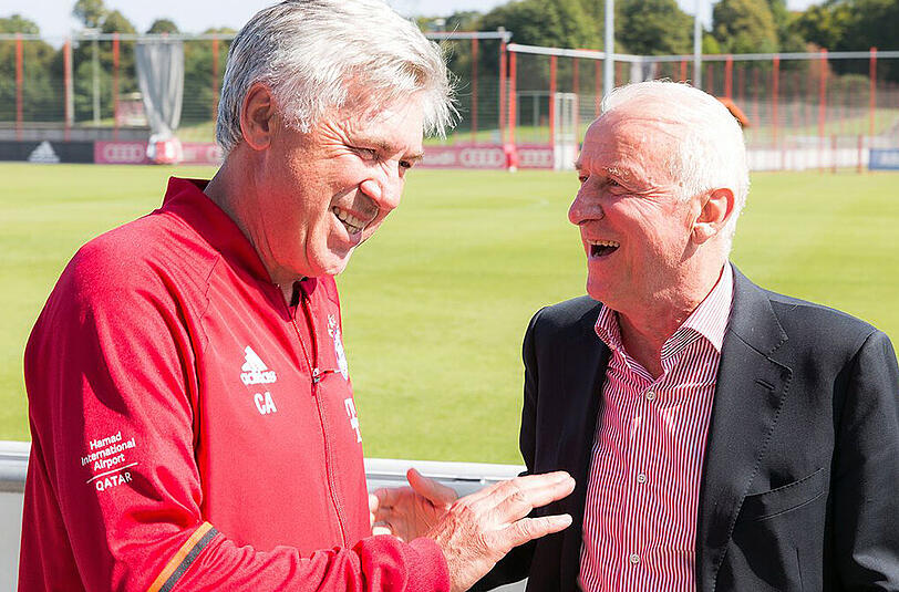 Treffen der Trainer-Legenden: Giovanni Trapattoni (r., 77) und Carlo Ancelotti (57) plaudern bestens gelaunt an der Säbener Straße.