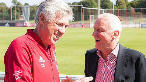 Treffen der Trainer-Legenden: Giovanni Trapattoni (r., 77) und Carlo Ancelotti (57) plaudern bestens gelaunt an der Säbener Straße.