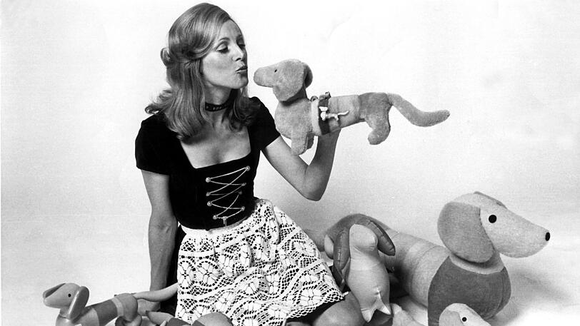 Uschi Badenberg mit Maskottchen "Waldi".