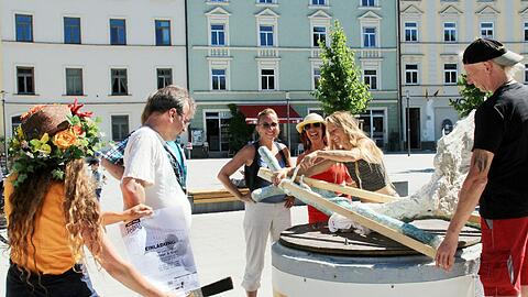 Am Dienstag ist die Skulptur "Lebe" aufgestellt woren. Enthüllt wird sie beim Fest am Freitag.