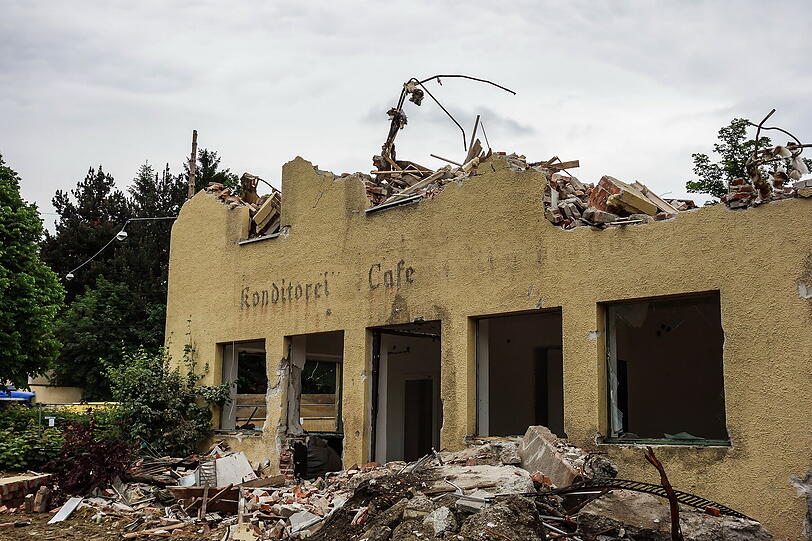Trostlose Baustelle: Hier fallen die Mauern des alten Café-Deml-Hauses.