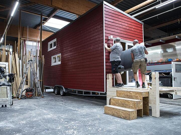 In Zeiten explodierender Mieten und gewaltiger Wohnungsnot in Großstädten und Ballungsräumen wächst das Interesse an den XS-Behausungen.