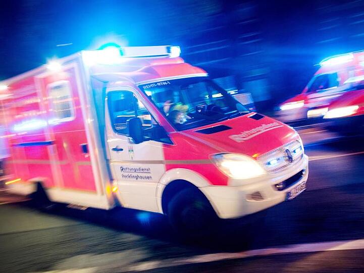 Ein Rettungswagen fährt mit Blaulicht durch eine Straße. Foto: Marcel Kusch/dpa/Archivbild