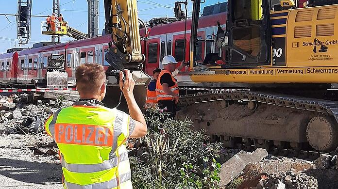 Gefährlicher Eingriff in den Bahnverkehr: Die Bundespolizei ermittelt gegen einen 25-jährigen Baggerfahrer.
