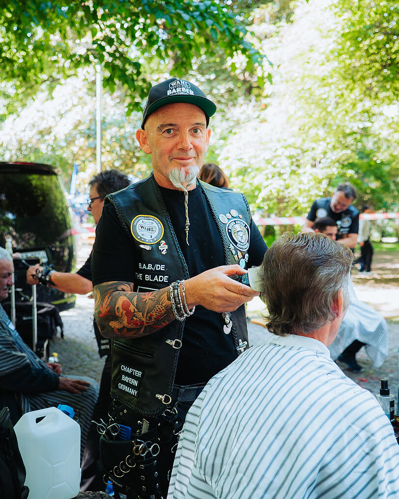 Friseur Uwe Pichl organisiert die Aktion am Sonntag mit. Friseur Uwe Pichl organisiert die Aktion am Sonntag mit.
