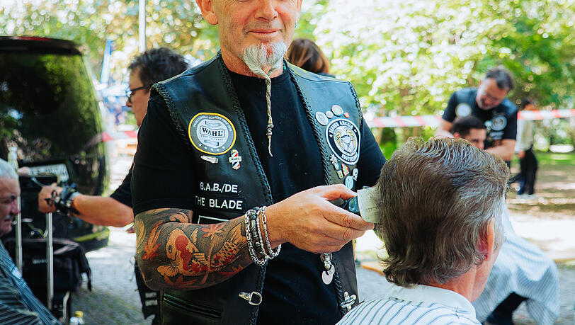 Friseur Uwe Pichl organisiert die Aktion am Sonntag mit. Friseur Uwe Pichl organisiert die Aktion am Sonntag mit.