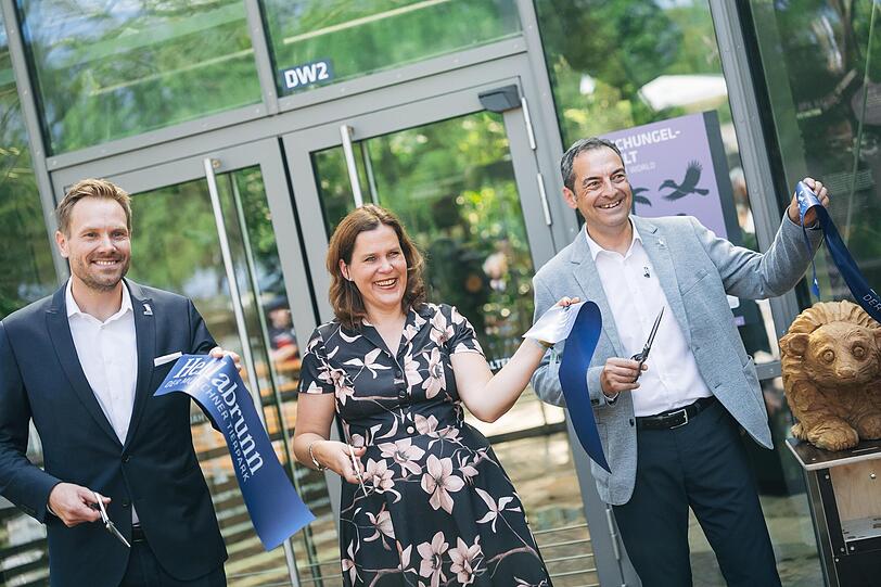 B&uuml;rgermeisterin Verena Dietl mit Tierparkdirektor Rasem Baban (r.) und SSK-Vorstandsmitglied Jan Mersmann bei der Er&ouml;ffnung.