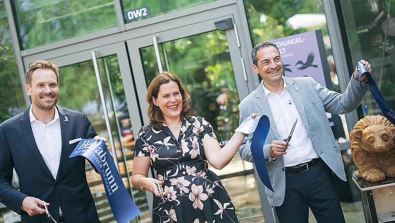 B&uuml;rgermeisterin Verena Dietl mit Tierparkdirektor Rasem Baban (r.) und SSK-Vorstandsmitglied Jan Mersmann bei der Er&ouml;ffnung.