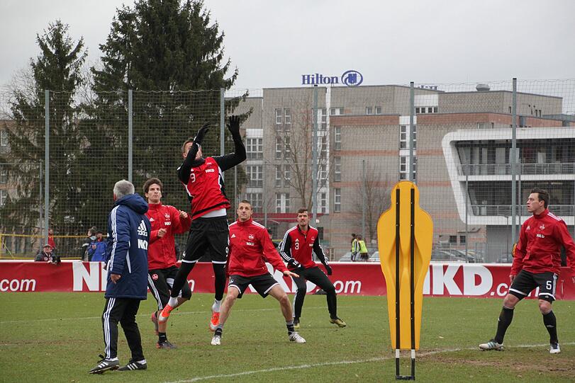 Eckballtraining für die Stürmer und Verteidiger.