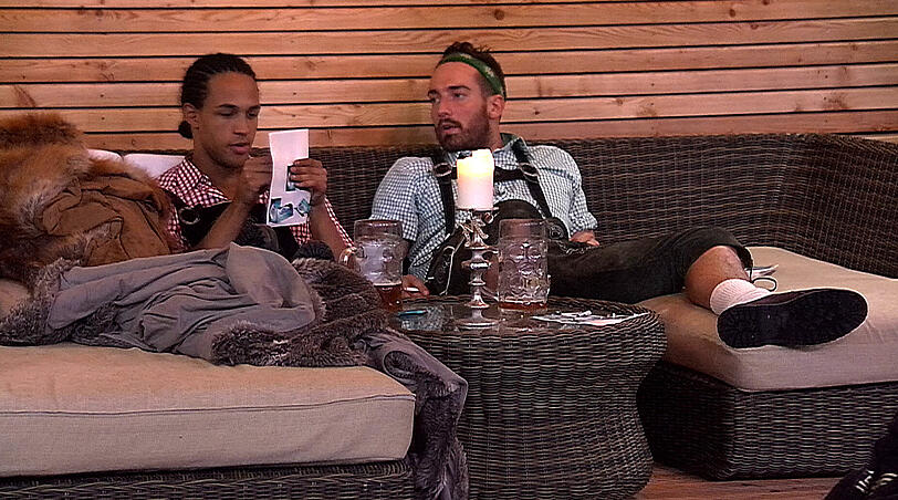 Oktoberfest-Stimmung im Big Brother Haus: Die Belohnung für ein von Natalia gewonnenes Match.