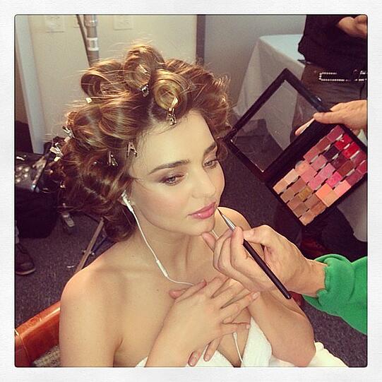 Miranda Kerr wird für ein Fotoshooting fertiggemacht - ein ganz schöner Aufwand...