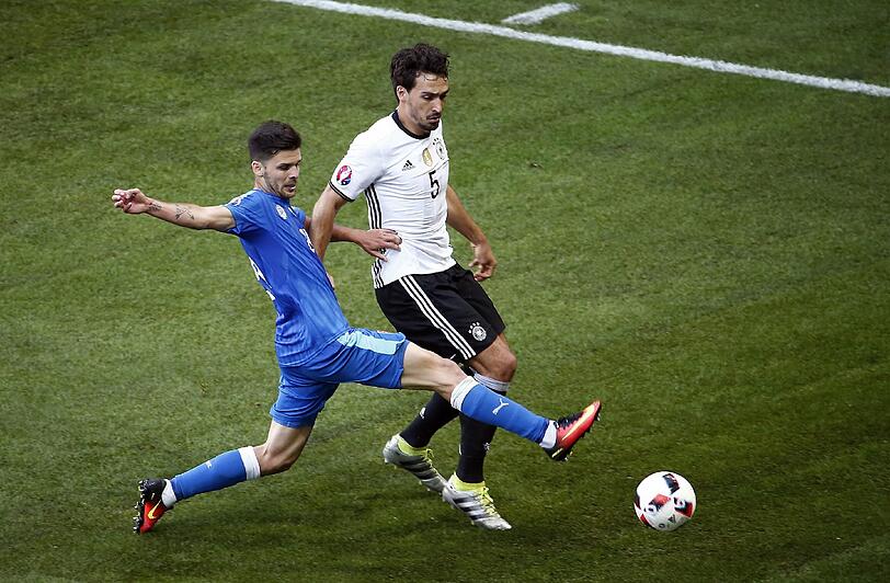 MATS HUMMELS: NOTE 3.
Sehr wach, schnell, aufmerksam. Verteidigte hoch an der Mittellinie,  
fing dort bereits das meiste ab. Wenn's brannte, dann im Zentrum. Sein  
gewonnener Offensiv-Kopfball bereitet das 3:0 vor.