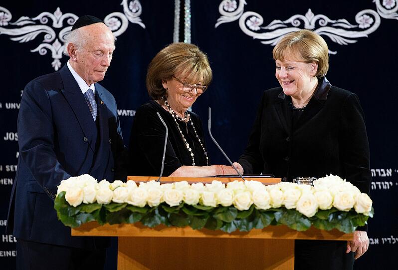 Angela Merkel bekam am Mittwoch die Ohel-Jakob-Medaille in Gold überreicht - die höchste Auszeichnung der israelitichen Kultusgemeinde.