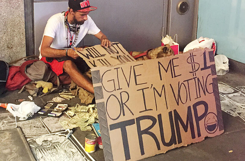"Give me $1 or I'm voting Trump!" (Gib mir 1 Dollar oder ich stimme für Trump) - so die klare Botschaft des Bettlers in New York.