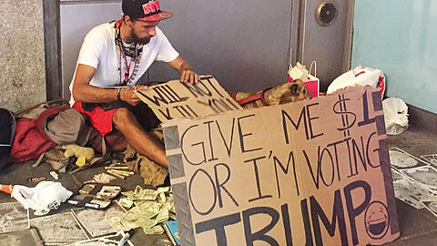"Give me $1 or I'm voting Trump!" (Gib mir 1 Dollar oder ich stimme für Trump) - so die klare Botschaft des Bettlers in New York.