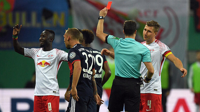 Einer der großen Aufreger: Leipzigs Naby Keita sieht die gelb-rote Karte.