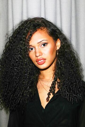 Sophie
"Ich kann nicht leben ohne gute Musik. Meine Lieblingssängerin ist Sade. 
Mein Vorbild ist meine Mama."